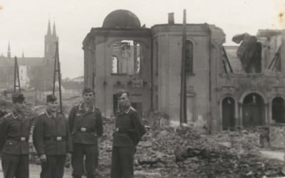 Posing at front of the burnt Bialystok synagogue 1941
