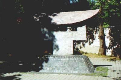 Sculpture to the memory of Japanese diplomat Chiune Sugihara in front of the Jewish Museum 